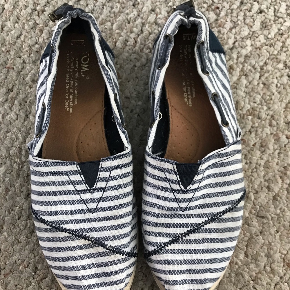 Blue and white striped toms